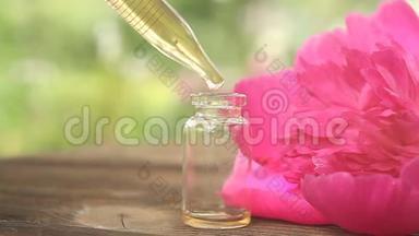 牡丹花在美丽的玻璃瓶中的精华