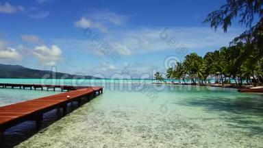 法属波利尼西亚热带海滩木墩