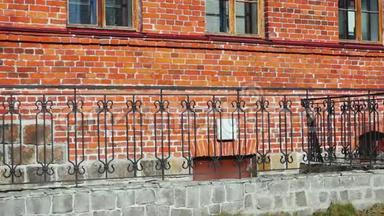 红砖房墙和装饰围栏