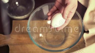 打碎鸡蛋。 烹饪食物。 烘焙原料。 从蛋白质中分离蛋黄