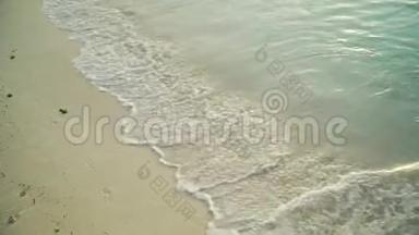 海水在洁白的沙滩上翻滚
