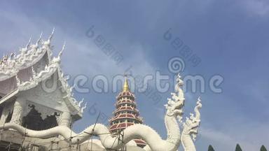 在蓝色多云的天空<strong>背景</strong>下，白庙和<strong>佛塔</strong>的时间流逝，泰国，蒋瑞。