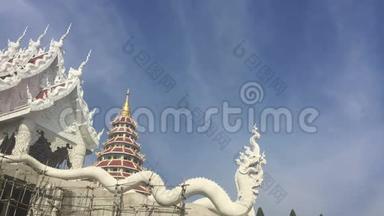在蓝色多云的天空背景下，白庙和佛塔的时间流逝，泰国，蒋瑞。