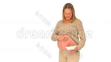 孕妇拿着一碗青菜