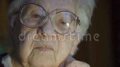 一个老奶奶独自看着摄像机，<strong>满脸皱纹</strong>，疲惫不堪