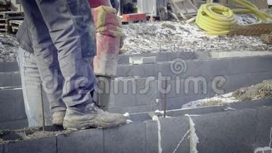 家庭房屋基础浇筑泵砼详图.. 工人在现场工作..