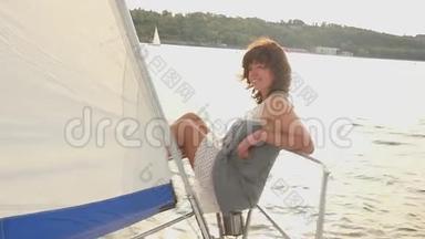 年轻迷人的女人在游艇上放松，旅行