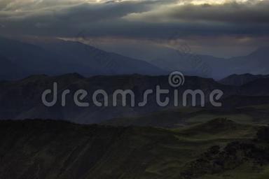 区间拍摄4K.. 印古什，形成雨云上的主要高加索脊。