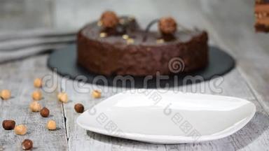 <strong>法式</strong>摩丝蛋糕一块，加巧克力釉。 现代欧洲蛋糕糕点。