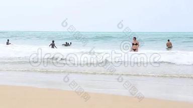 米里萨，斯里兰卡-马克，2014年：在米里萨享受海洋的人。 这个小小的沙质热带海滩拥有一些斯里兰卡