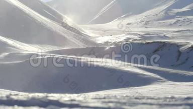 <strong>大风</strong>雪，强风吹雪在山中.. 斯瓦尔巴的隆年比恩周围。