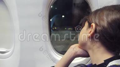 少女<strong>航空飞机</strong>概念。 年轻女孩看着坐在窗边的飞机。 夜间生活方式飞行