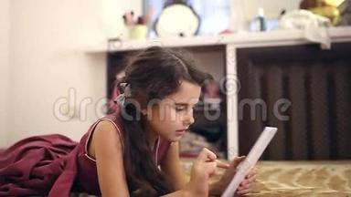 少女女儿带着平板电脑在床上上网