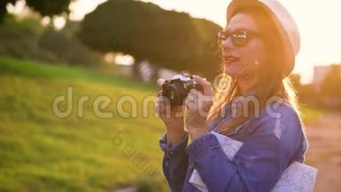 女孩正在绕着城市走来走去，拍摄大自然的照片，并在摄像机上观看风景