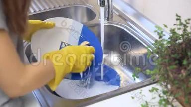 把女人洗碗的手举起来