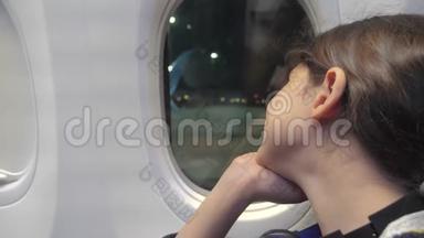 少女航空飞机概念。 年轻女孩望着窗外坐在生活方式旁的飞机。 夜间飞行