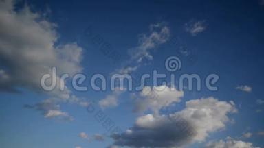 时间流逝，美丽的白云在蓝天上快速流动，全高清画面