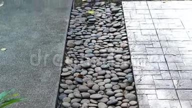 视频花园路径材料，卵石，混凝土和盖有草的水泥