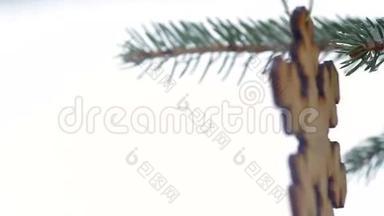 冬天的圣诞树上挂着雪花状的漂亮木制玩具