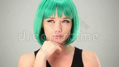 戴着绿色<strong>假发</strong>的年轻女人带着体贴的眼神