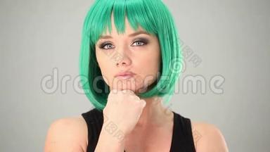 戴着绿色假发的年轻女人带着体贴的眼神