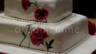 红花装饰芬丹双层蛋糕
