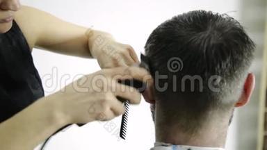 女理发师在美容店里用剪刀剪发