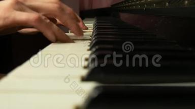 女手在一架漂亮的大钢琴上演奏一首<strong>轻柔</strong>的古典<strong>音乐</strong>。 女人弹钢琴，特写..