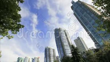 加拿大温哥华市中心的高楼大厦，白云移动，蓝天时光流逝