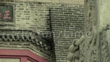 古城门前的中国石拱和石狮。