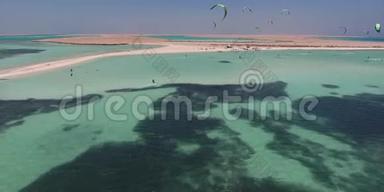 在埃及夏天的海上<strong>风筝</strong>冲浪。 许多冲浪者学会骑马，拍摄空中4K视频