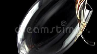 白葡萄酒缓慢倒入玻璃杯中，200英尺高