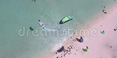 在埃及夏天的海上风筝冲浪。 许多冲浪者学会骑马，拍摄空中4K视频