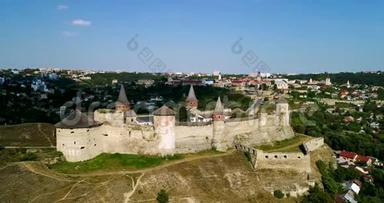 鸟瞰老堡垒.. 卡梅内茨市的石头城堡-波多尔斯基。 乌克兰美丽的古堡。