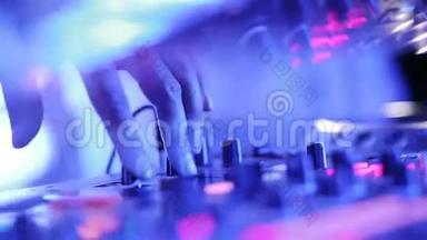 DJ在一家夜总会里玩<strong>遥控器</strong>。 DJ控制台的<strong>特写</strong>。