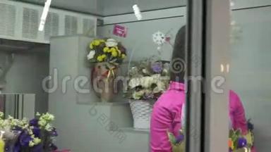 在礼品店准备花束的花商
