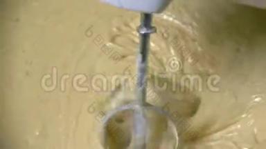 将面团与搅拌机混合。 用搅拌机烹饪奶油面团，在180fps中慢速拍摄。 在美丽的波浪上