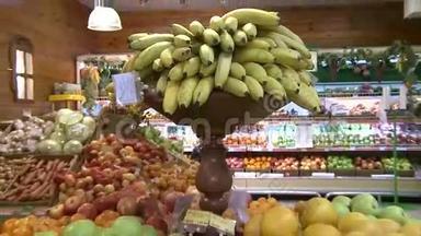 超市柜台上的水果。