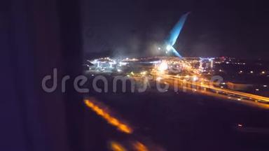 从上面可以看到夜景。 起飞飞机飞行概念。 飞机<strong>在机场</strong>晚上起飞