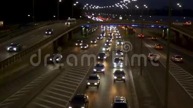 汽车前照灯的灯光，夜间城市汽车的运动，高速公路上汽车的运动.. 布鲁尔。