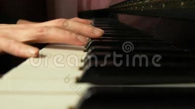 女手在一架漂亮的大钢琴上演奏一首轻柔的古典音乐。 女人弹钢琴，特写..