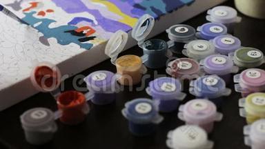 根据数字用丙烯酸颜料作画，许多彩色颜料在罐子里作画