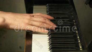 女手在一架漂亮的大钢琴上演奏一首轻柔的<strong>古典音乐</strong>。 女人弹钢琴，特写..