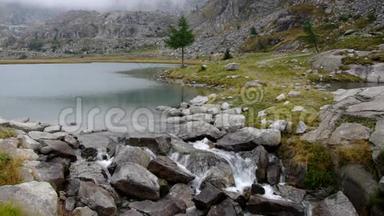 阿尔卑斯山多洛米斯的康尼塞洛湖和瀑布
