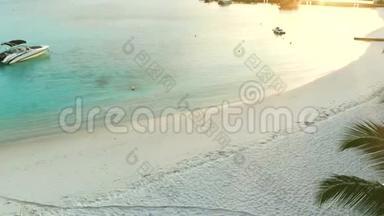 美丽的热带马尔代夫岛屿，白色沙滩和海洋在阳光日为假日，夏季，假期。