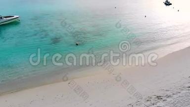 美丽的热带马尔代夫岛屿，白色<strong>沙滩</strong>和海洋在阳光日为假日，<strong>夏季</strong>，假期。