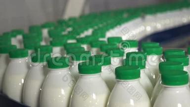 瓶子里的<strong>牛奶</strong>在传送带上移动。 <strong>牛奶</strong>厂传送带上有绿色帽子的<strong>牛奶</strong>。