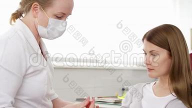 女牙医在诊所和女病人交谈。 工作中的女专业医生。 牙科检查