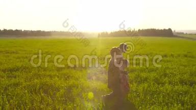 日落时分，三个孩子在绿茵场上散步