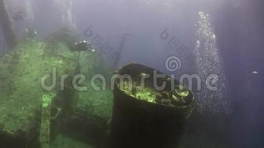 潜水员在红海的珊瑚礁阿布努哈斯水下沉船附近。